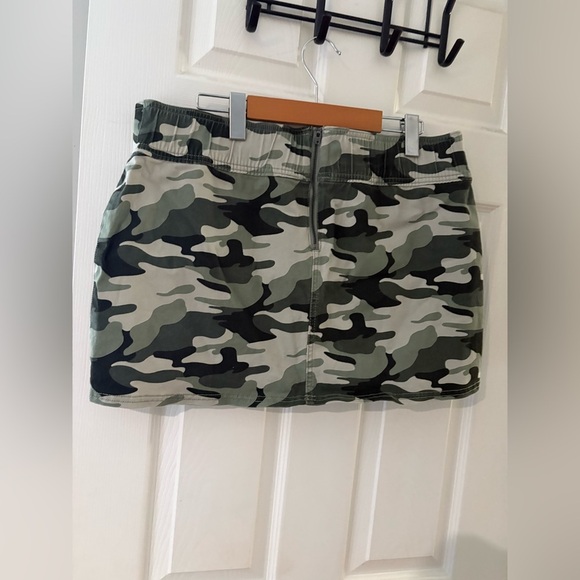 Hollister NWT Y2K camo mini skirt zip back size large - Picture 3 of 8
